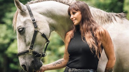 Elisabeth Thérapeute animalière : chevaux, chiens, chats, bovins, ovins et nacs, Centre de Bien-Etre à Souraïde